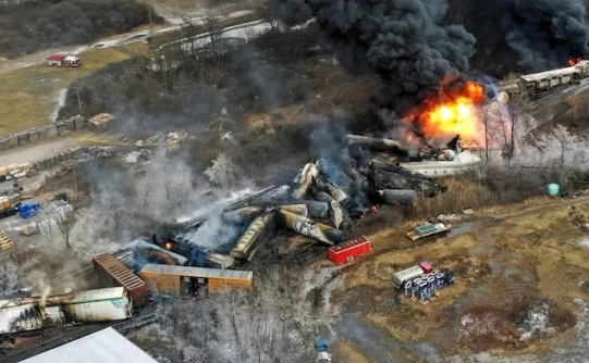 Breaking: US freight train derails！