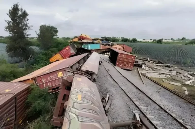 Mexican Freight Train Derailment ! Over 30 Containers Thrown Off !